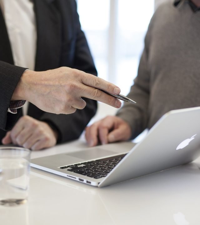 Agente inmobiliario atendiendo a pareja interesada en comprar